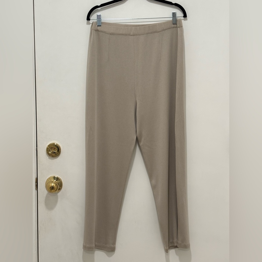 Exclusively Misook Neutral Knit Pants. Size L.